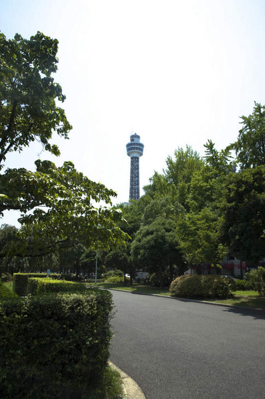 无人,竖图,室外,白天,正面,旅游,度假,草地,植物,标志建筑,道路,地标,建筑,路,神奈川,日本,亚洲,阴影,光线,信息,影子,云,云朵,建筑群,小路,塔,灯塔,交通,横滨,横滨市,神奈川县,云彩,方向,娱乐,建设,草,树,树木,蓝色,绿色,白云,蓝天,天空,阳光,自然,瞭望塔,天,享受,休闲,放松,生长,晴朗,成长,引导,指引,东亚,本州,万里无云,首府,关东地方,本州岛,日本国,横滨海洋塔,航标,晴空,晴空万里,彩图,导航