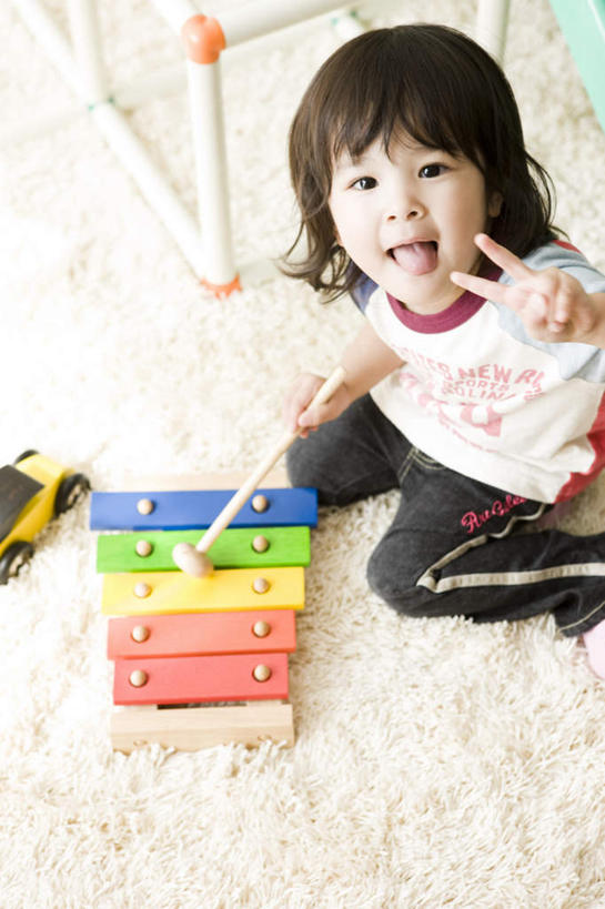 东方人,儿童,一个人,客厅,坐,蹲,笑,微笑,露齿笑,竖图,俯视,室内,白天,游戏,纯洁,地毯,玩具,亚洲,仅一个女性,仅一个人,服装,木制,乐器,玩,注视,休闲装,黄种人,娱乐,小孩,衣服,木制品,看,仅一个小孩,休闲,休闲服,可爱,童年,童趣,益智,服饰,打击乐,活动,打击乐器,起居室,木琴,发泄,关注,消遣,智力,童真,烂漫,无邪,宣泄,巴拉风,天真,女孩,女人,女性,亚洲人,孩子,蹲着,抬头,玩耍,嬉戏,仰头,坐着,半身,彩图,高角度拍摄,欢乐,开心,女生
