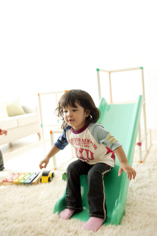 东方人,儿童,一个人,客厅,坐,伸展双臂,竖图,室内,白天,正面,游戏,纯洁,地毯,靠垫,沙发,玩具,亚洲,仅一个女性,仅一个人,装饰,编织,手工艺品,靠枕,织物,玩,黄种人,娱乐,运动器械,小孩,白色,工艺品,垫子,枕头,仅一个小孩,休闲,赤脚,滑滑梯,滑梯,可爱,童年,童趣,益智,打击乐,活动,华丽,修饰,点缀,起居室,发泄,消遣,智力,布艺沙发,童真,烂漫,无邪,宣泄,衬托,美观,雅致,雅观,天真,女孩,女人,女性,亚洲人,孩子,敞开双臂,伸开双臂,玩耍,嬉戏,展开双肩,张开手臂,张开双臂,坐着,彩图,全身,女生