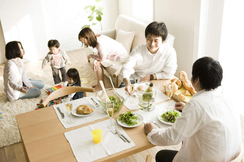 点心,葡萄酒,东方人,儿童,客厅,站,坐,笑,微笑,露齿笑,横图,俯视,室内,白天,奢侈,游戏,快乐,纯洁,窗户,地毯,杯子,餐具,玩具,托盘,亚洲,五个人,握,服装,朦胧,模糊,装饰,编织,叉子,碟子,高脚杯,盘,铁桶,桶,手工艺品,塑料,墙,食品,甜点,甜品,织物,许多人,浪漫,拿,玩,拿着,注视,休闲装,黄种人,娱乐,玻璃窗,墙壁,墙面,玻璃制品,酒,食物,糕点,饮料,小孩,衣服,盘子,酒杯,容器,塑料制品,工艺品,碟,甜食,香槟,观察,看,站着,一群人,休闲,休闲服,可爱,童年,童趣,益智,诱惑,握着,服饰,藤编,观看,打击乐,活动,储藏,塑料杯,华丽,修饰,点缀,察看,起居室,储存,发泄,关注,消遣,智力,餐刀,童真,香槟杯,冰桶,烂漫,无邪,香槟桶,宣泄,衬托,美观,雅致,雅观,气泡酒,起泡酒,汽酒,天真,男孩,男人,男性,女孩,女人,女性,亚洲人,玻璃杯,玩耍,嬉戏,站立,坐着,半身,彩图,高角度拍摄,高兴,欢笑,贮存,男生,女生