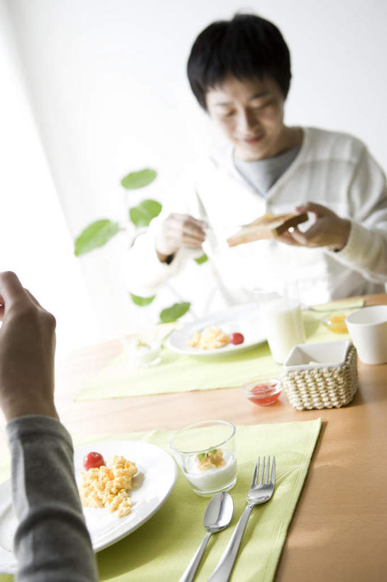 点心,面包,东方人,两个人,夫妻,客厅,坐,竖图,俯视,室内,白天,爱情,植物,餐桌,蔬菜,西红柿,杯子,亚洲,握,服装,新鲜,叉子,盆栽,勺子,墙,调料,食品,面点,盆景,调味品,浪漫,拿,调味料,拿着,休闲装,黄种人,调味盒,墙壁,墙面,玻璃制品,装饰品,食物,糕点,衣服,绿色,自然,戒指,饰品,首饰,水杯,调羹,汤匙,休闲,休闲服,恩爱,握着,恋人,服饰,有机食品,绿色食品,生长,成长,信物,起居室,权利,手饰,男人,男性,女人,女性,中年男性,中年女性,亚洲人,夫妇,情侣,玻璃杯,樱桃番茄,圣女果,番茄,坐着,半身,彩图,高角度拍摄,伴侣