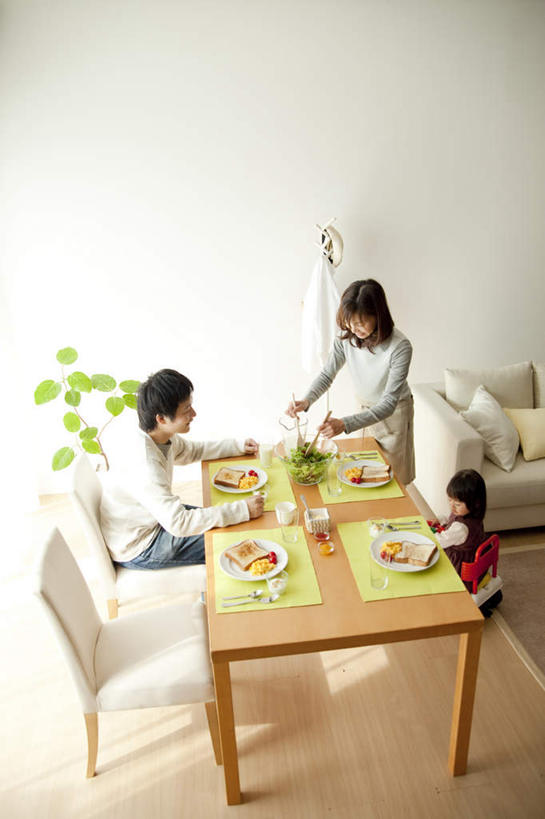 点心,面包,东方人,儿童,三个人,家庭,夫妻,母亲,父亲,女儿,客厅,竖图,俯视,室内,白天,衬衫,爱情,游戏,纯洁,植物,餐桌,地板,靠垫,沙发,蔬菜,西红柿,餐具,帽子,玩具,椅子,衣架,亚洲,新鲜,叉子,碟子,盘,盆栽,勺子,木椅,墙,食品,面点,靠枕,盆景,地面,炒蛋,两把,浪漫,玩,黄种人,娱乐,木地板,墙壁,墙面,食物,糕点,小孩,绿色,自然,盘子,果盆,遮阳帽,垫子,调羹,碟,汤匙,枕头,休闲,温暖,温馨,父女,母女,三口之家,一家人,恩爱,父爱,可爱,母爱,童年,童趣,益智,恋人,有机食品,绿色食品,生长,成长,活动,和睦,起居室,发泄,消遣,智力,餐垫,布艺沙发,童真,烂漫,无邪,宣泄,天真,男人,男性,年轻男性,年轻女性,女孩,女人,女性,亚洲人,孩子,年轻人,夫妇,情侣,挂衣架,晾衣架,樱桃番茄,圣女果,番茄,玩耍,嬉戏,彩图,高角度拍摄,全身,衬衣,伴侣,融洽,女生