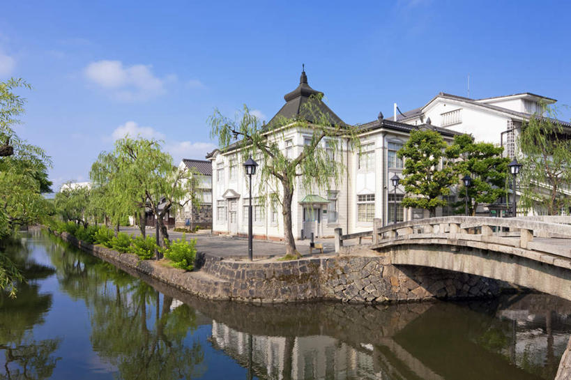 无人,家,横图,室外,白天,正面,度假,河流,石头,美景,森林,树林,水,植物,城市风光,城市,道路,路,柳树,照明,日本,亚洲,阴影,波纹,反射,石子,影子,房屋,屋子,河水,景观,水流,云,云朵,公寓,天桥,小路,桥,灯光,交通,涟漪,云彩,娱乐,洋房,楼房,住宅,灯,树,树木,蓝色,绿色,白云,倒影,蓝天,水纹,天空,自然,灯具,落地灯,波浪,天,享受,休闲,景色,放松,生长,晴朗,成长,人行桥,照亮,倒映,照明设备,东亚,本州,本州岛,日本国,水晕,中国地方,冈山,冈山县,反照,仓敷市,石块,晴空,彩图,房子