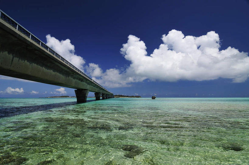 无人,横图,室外,白天,仰视,旅游,度假,海浪,海洋,礁石,石头,美景,大桥,立交桥,桥梁,日本,亚洲,阴影,光线,石子,影子,景观,浪花,云,云朵,高架,斜拉桥,桥,云彩,娱乐,冲绳,蓝色,白云,蓝天,天空,自然,海水,天,享受,休闲,景色,放松,冲绳县,自然风光,海景,东亚,琉球群岛,日本国,九州地方,宫古岛,宫古列岛,大海,风浪,海,海水的波动,礁,近岸浪,石块,岩石,涌浪,彩图,低角度拍摄