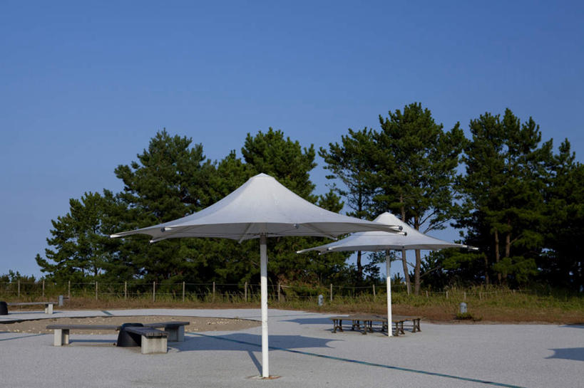 无人,横图,室外,白天,正面,旅游,度假,美景,植物,椅子,日本,亚洲,许多,阴影,光线,伞,影子,雨伞,遮阳伞,长椅,景观,两把,娱乐,阳伞,树,树木,蓝色,绿色,白色,蓝天,天空,阳光,自然,天,享受,休闲,景色,放松,生长,晴朗,成长,自然风光,东亚,本州,万里无云,茨城,茨城县,关东地方,本州岛,日本国,石制品,晴空,晴空万里,彩图