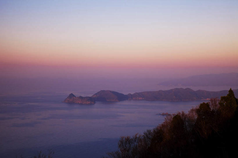 无人,横图,室外,白天,正面,旅游,度假,湖,湖泊,石头,美景,日落,山,山脉,树林,水,植物,日本,亚洲,阴影,光线,石子,影子,湖面,景观,山顶,山峰,水流,水面,晚霞,霞光,山峦,娱乐,树,树木,绿色,阳光,自然,黄昏,湖水,群山,享受,休闲,景色,彩霞,放松,生长,成长,自然风光,东亚,沉积岩,本州,本州岛,日本国,中部地方,福井,福井县,颠峰,极峰,水成岩,石块,岩石,夕阳,彩图