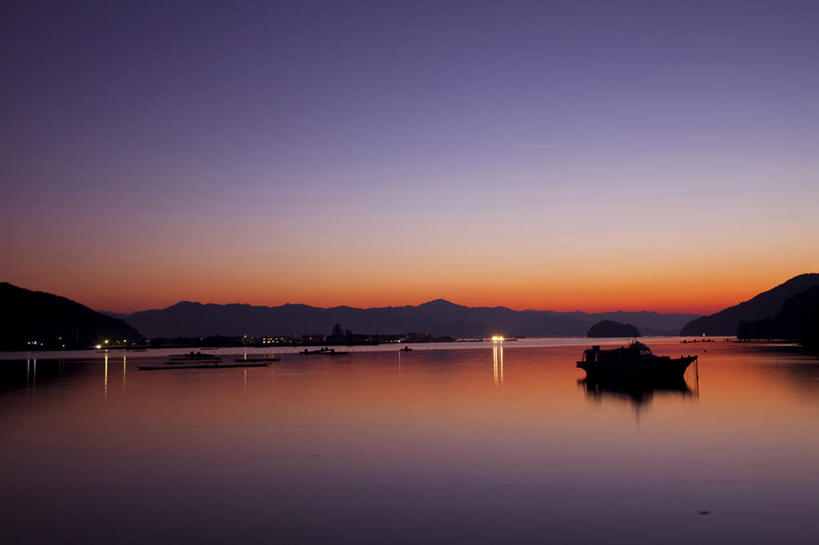 无人,横图,室外,白天,正面,旅游,度假,岛屿,湖,湖泊,石头,美景,日落,山,山脉,树林,水,太阳,植物,船,日本,亚洲,许多,阴影,光线,石子,影子,湖面,景观,山顶,山峰,水流,水面,晚霞,霞光,木船,山峦,娱乐,树,树木,绿色,阳光,自然,黄昏,交通工具,湖水,群山,享受,休闲,景色,彩霞,放松,生长,成长,照明灯,舟,自然风光,载具,东亚,沉积岩,本州,本州岛,日本国,中部地方,福井,福井县,颠峰,极峰,水成岩,列岛,群岛,石块,岩石,诸岛,夕阳,彩图