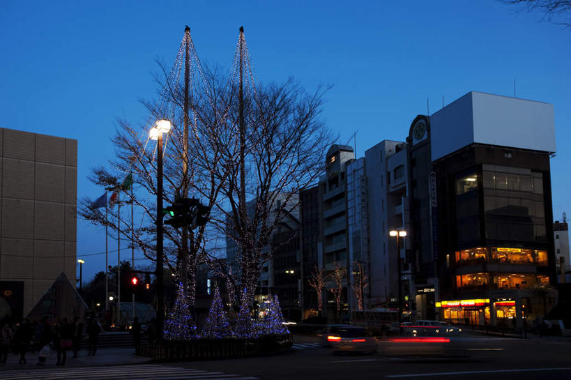 东方人,高楼大厦,横图,室外,夜晚,正面,度假,美景,植物,城市风光,标志建筑,城市,大厦,道路,地标,建筑,路,路灯,摩天大楼,人行横道,商场,夜景,公路,汽车,日本,圣诞节,亚洲,三辆,许多,阴影,节日,庆祝,装饰,光线,路标,影子,景观,建筑群,人行道,灯光,交通灯,交通,许多人,黄种人,文化,娱乐,建设,车,树,树木,一个,蓝色,绿色,蓝天,天空,自然,交通工具,轿车,天,一群人,庆典,享受,休闲,景色,放松,生长,单个,成长,纪念,华丽,修饰,点缀,载具,人行横道线,东亚,本州,本州岛,日本国,石川,石川县,中部地方,衬托,美观,雅致,雅观,男人,男性,年轻男性,年轻女性,女人,女性,亚洲人,斑马线,马路,半身,彩图,大楼,高层建筑,高楼,摩天楼