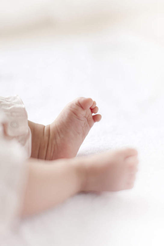 东方人,婴儿,儿童,腿部,脚,脚趾,脚后跟,脚背,踝,腿,躺,竖图,俯视,室内,白天,纯洁,卧室,亚洲,阴影,朦胧,模糊,反射,影子,黄种人,一个,小孩,伸,可爱,伸直,活泼,单个,宝宝,纯真,烂漫,无邪,卧着,伶俐,天真,亚洲人,孩子,脚底,躺着,卧,半身,彩图,高角度拍摄,睡房,卧房