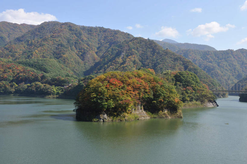 无人,横图,俯视,室外,白天,旅游,度假,湖,湖泊,石头,美景,山,山脉,树林,水,雪山,植物,大桥,立交桥,桥梁,日本,亚洲,许多,阴影,光线,石子,影子,湖面,景观,山顶,山峰,水流,水面,云,云朵,高架,斜拉桥,桥,山峦,云彩,娱乐,树,树木,蓝色,绿色,白云,蓝天,天空,阳光,自然,湖水,群山,天,享受,休闲,景色,放松,浮标,生长,晴朗,成长,自然风光,东亚,沉积岩,本州,关东地方,本州岛,日本国,栃木,栃木县,颠峰,极峰,水成岩,石块,岩石,晴空,彩图,高角度拍摄