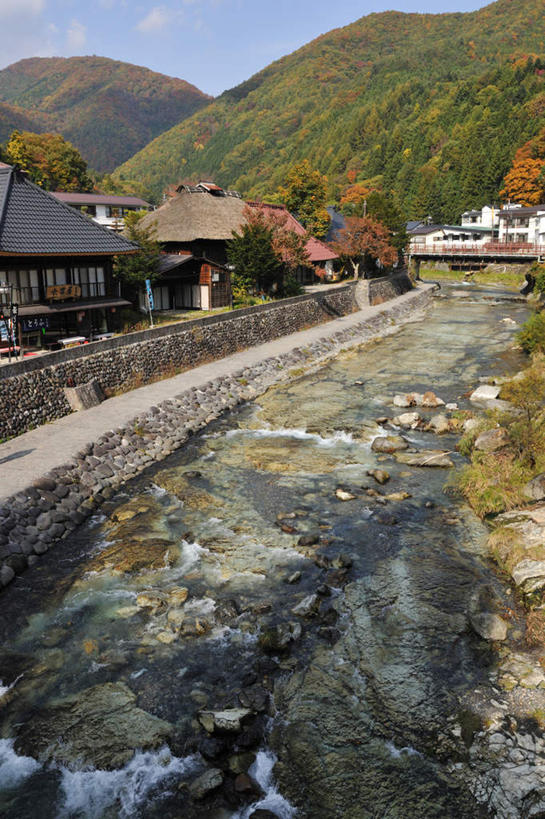 无人,家,栏杆,竖图,室外,白天,正面,旅游,度假,河流,石头,美景,山,山脉,树林,水,温泉,植物,日本,亚洲,许多,阴影,光线,日文,标志,石子,文字,影子,栅栏,字符,房屋,屋子,河岸,河水,景观,篱笆,山顶,山峰,水流,云,云朵,公寓,围栏,桥,山峦,云彩,娱乐,标识,石桥,洋房,护栏,楼房,拱桥,住宅,栈桥,树,树木,蓝色,绿色,白云,蓝天,天空,阳光,自然,群山,天,享受,休闲,景色,放松,拱形,生长,晴朗,成长,人行桥,石拱桥,自然风光,东亚,沉积岩,本州,关东地方,本州岛,日本国,栃木,栃木县,日语,河坝,颠峰,极峰,水成岩,石块,岩石,晴空,彩图,房子