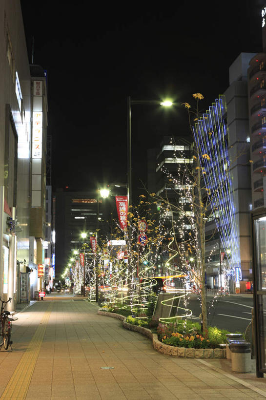 无人,高楼大厦,竖图,彩色,室外,夜晚,仰视,度假,美景,城市风光,标志建筑,城市,大厦,道路,地标,建筑,街道,摩天大楼,霓虹灯,公路,日本,圣诞节,亚洲,阴影,节日,庆祝,装饰,光线,影子,景观,灯光,七彩,交通,文化,娱乐,光源,建设,霓虹,灯,庆典,享受,休闲,景色,放松,纪念,华丽,修饰,点缀,照明设备,东亚,日本国,氖灯,衬托,美观,雅致,雅观,高崎市,彩图,低角度拍摄,大楼,高层建筑,高楼,摩天楼