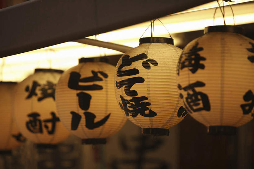 无人,餐厅,横图,室内,夜晚,仰视,照明,日本,亚洲,五个,一排,许多,吊挂,悬挂,整齐,日文,标志,灯笼,文字,纸,纸灯笼,字符,灯光,挂,标识,顶灯,灯,排列,白色,黑色,灯具,大阪,照亮,照明设备,队列,东亚,本州,大阪府,本州岛,日本国,近畿地方,近畿,日语,彩图,低角度拍摄,餐馆,饭店,饭馆