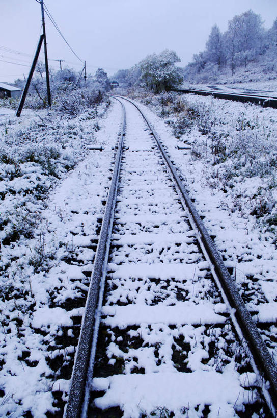 无人,竖图,俯视,室外,白天,旅游,度假,美景,雪,大雪,北海道,日本,亚洲,积雪,景观,雪景,冬季,冬天,轨道,铁轨,娱乐,蓝色,蓝天,天空,自然,天,享受,休闲,景色,放松,寒冷,自然风光,东亚,日本国,北海道地方,北海道岛,严寒,彩图,高角度拍摄