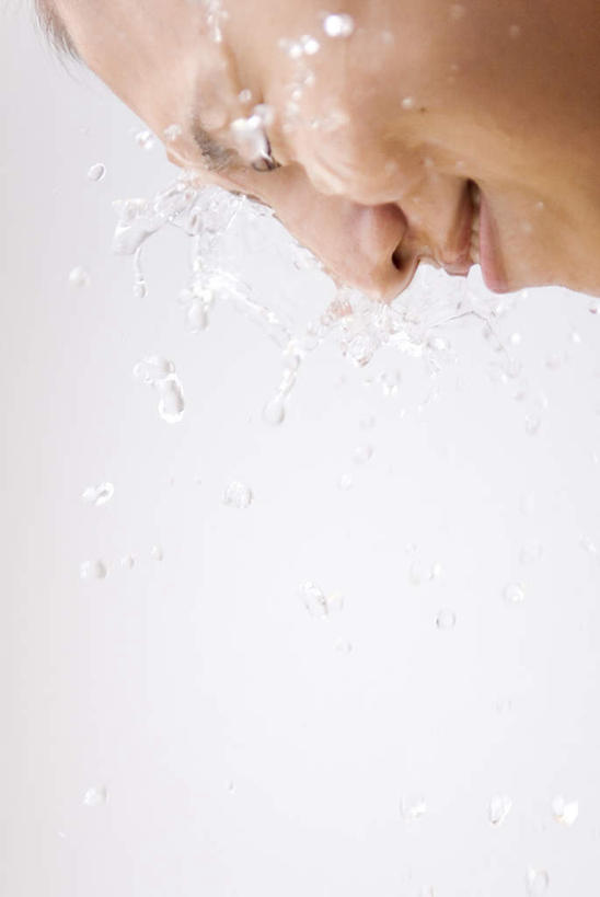 东方人,脸,头,脸颊,手,头发,一个人,闭眼,笑,微笑,竖图,室内,特写,白天,白色背景,侧面,水,亚洲,仅一个年轻女性,仅一个女性,仅一个人,飞溅,溅,液体,水滴,黄种人,干净,洗脸,水珠,黑色,清洁,享受,健康,手部,放松,保健,摄影,流动,影棚,卫生,喷洒,年轻女性,女人,女性,亚洲人,头部,脸部,脸蛋,面部,闭眼睛,闭着眼,闭着眼睛,半身,彩图,影棚拍摄,拍摄