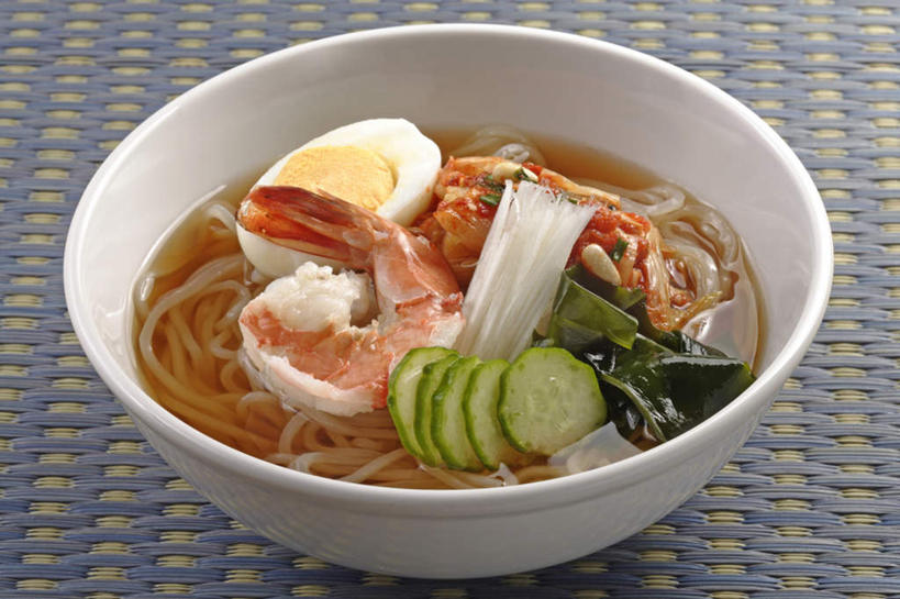 海鲜,面食,面条,无人,横图,俯视,室内,特写,白天,烹饪,餐桌,桌面,桌子,黄瓜,餐具,蛋,鸡蛋,面,虾,日本料理,料理,食品,拉面,水产,菜肴,美食,海洋生物,食物,碗,日式料理,日式,摄影,佳肴,影棚,餐台,水生动物,海产品,水生物,海底动物,草鸡蛋,卵,日本拉面,进餐用具,烹调用具,青瓜,胡瓜,彩图,高角度拍摄,影棚拍摄,拍摄