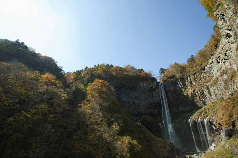 无人,公园,横图,室外,白天,仰视,旅游,度假,美景,瀑布,秋季,森林,山,山脉,树林,水,植物,日光,日本,亚洲,阴影,飞溅,溅,光线,液体,影子,景观,山峰,水滴,山峦,娱乐,水珠,树,树木,蓝色,绿色,蓝天,天空,阳光,自然,群山,天,享受,休闲,景色,放松,生长,晴朗,成长,喷洒,自然风光,东亚,本州,万里无云,关东地方,本州岛,日本国,栃木,栃木县,群马,群马县,福岛,福岛县,日光市,日光国立公园,华严瀑布,跌水,晴空,晴空万里,秋,秋天,彩图,低角度拍摄