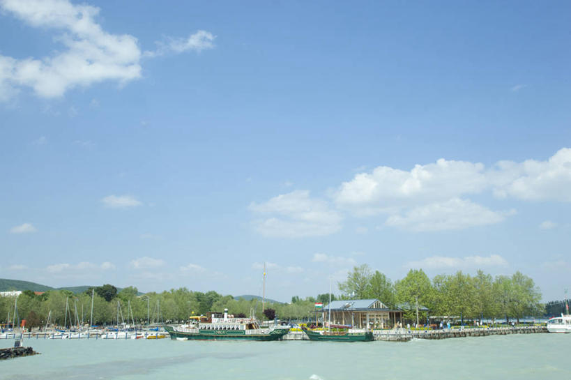 无人,家,横图,室外,白天,正面,旅游,度假,湖,湖泊,美景,树林,水,植物,轮船,船,欧洲,匈牙利,阴影,波纹,光线,影子,房屋,屋子,湖面,景观,水流,水面,云,云朵,涟漪,云彩,娱乐,楼房,住宅,树,树木,蓝色,绿色,白云,蓝天,水纹,天空,阳光,自然,交通工具,波浪,湖水,天,享受,休闲,景色,放松,生长,晴朗,成长,自然风光,载具,中欧,水晕,匈牙利共和国,巴拉顿湖,晴空,彩图,房子