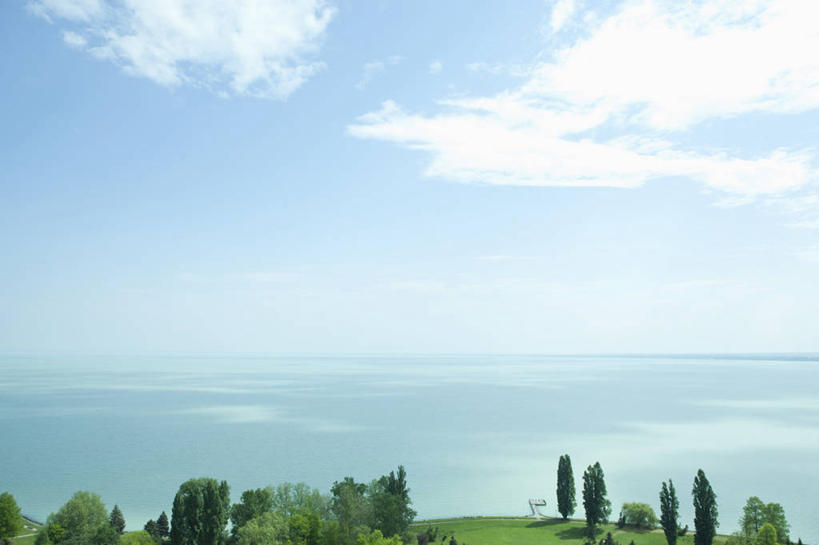 无人,横图,室外,白天,正面,旅游,度假,草地,草坪,湖,湖泊,美景,树林,水,植物,欧洲,匈牙利,阴影,光线,影子,湖面,景观,水流,水面,水平线,云,云朵,辽阔,云彩,娱乐,草,树,树木,蓝色,绿色,白云,蓝天,天空,阳光,自然,湖水,天,享受,休闲,广阔,景色,放松,生长,晴朗,成长,一望无际,自然风光,中欧,无边无际,一马平川,匈牙利共和国,巴拉顿湖,晴空,彩图,水天相接,水天一线