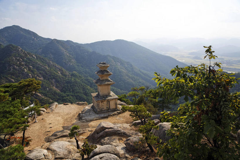 无人,寺庙,横图,俯视,室外,白天,旅游,度假,草地,草坪,石头,美景,山,山脉,树林,植物,首尔,汉城,韩国,亚洲,阴影,光线,石子,影子,景观,山峰,塔,山峦,首都,娱乐,宝塔,草,树,树木,蓝色,绿色,蓝天,天空,阳光,自然,庙宇,群山,天,享受,休闲,景色,放松,生长,晴朗,成长,自然风光,东亚,万里无云,南山,大韩民国,首尔市,首尔特别市,特别市,浮图,浮屠,龙山区,石块,晴空,晴空万里,彩图,高角度拍摄,庙,寺,中区