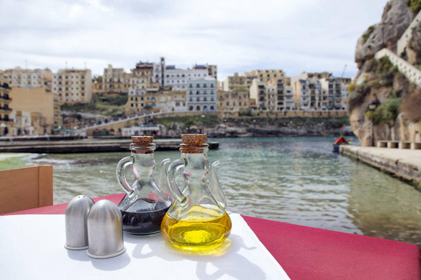 无人,餐厅,家,横图,室外,白天,正面,度假,海浪,海洋,美景,餐桌,桌子,城市风光,城市,欧洲,马耳他,阴影,光线,影子,房屋,屋子,景观,浪花,云,云朵,公寓,食用油,油,橄榄油,云彩,娱乐,洋房,楼房,住宅,玻璃制品,蓝色,白云,蓝天,天空,阳光,海水,玻璃瓶,瓶子,天,享受,休闲,瓶塞,景色,放松,晴朗,餐台,保存,密封,海景,植物油,马耳他共和国,戈佐岛,大海,风浪,海,海水的波动,近岸浪,涌浪,晴空,彩图,房子,餐馆,饭店,饭馆