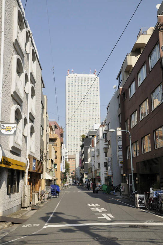 无人,家,高楼大厦,竖图,室外,白天,仰视,旅游,度假,窗户,标志建筑,大厦,道路,地标,建筑,路,摩天大楼,公路,东京,日本,亚洲,阴影,光线,影子,房屋,屋子,公寓,分界线,停车线,交通,娱乐,建设,洋房,楼房,玻璃窗,住宅,蓝色,蓝天,天空,阳光,天,享受,休闲,旅游胜地,放松,晴朗,车行道,车行道分界线,标线,东亚,车行线,本州,万里无云,关东地方,本州岛,日本国,东京都,晴空,晴空万里,马路,彩图,低角度拍摄,房子,大楼,高层建筑,高楼,摩天楼,阳光60大厦