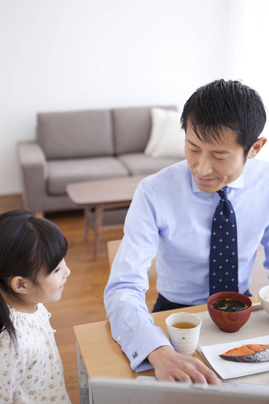东方人,儿童,中年人,两个人,家庭,父亲,女儿,商务人士,商务男性,客厅,坐,笑,说,微笑,竖图,俯视,室内,白天,衬衫,烹饪,讨论,纯洁,电脑,笔记本电脑,餐桌,靠垫,沙发,桌子,餐具,亚洲,套装,服装,朦胧,模糊,网络,碟子,盘,陶瓷,肉,鱼肉,日本料理,料理,食品,靠枕,领带,陶瓷制品,扭头,注视,休闲装,黄种人,通讯设备,菜肴,美食,肉类,食物,小孩,衣服,盘子,容器,垫子,碟,碗,枕头,日式料理,观察,看,转头,休闲,日式,温暖,温馨,父女,一家人,休闲服,父爱,可爱,童年,童趣,服饰,佳肴,餐台,观看,储藏,和睦,察看,无线,起居室,象征,庄重,储存,关注,通信设备,商务装,身份,无线网络,肉食,布艺沙发,无线上网,便携式电脑,工薪阶层,童真,烂漫,无邪,正式,地位,客堂,交流,天真,手提电脑,男人,男性,女孩,中年男性,亚洲人,孩子,白领,上班族,沟通,讲话,交谈,商讨,说话,谈话,坐着,半身,彩图,高角度拍摄,衬衣,融洽,贮存,女生