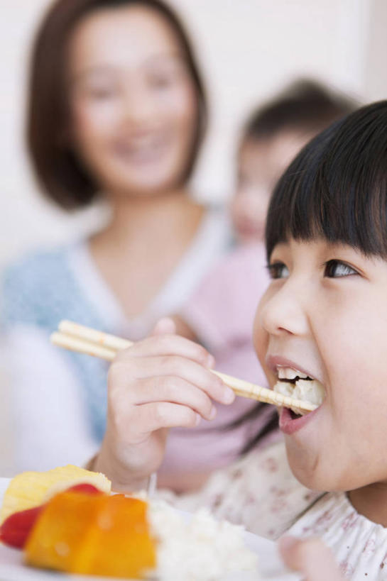 米饭,咖哩,东方人,婴儿,儿童,中年人,三个人,家庭,母亲,坐,抱,笑,吃,微笑,露齿笑,竖图,室内,白天,正面,烹饪,纯洁,餐具,亚洲,握,服装,朦胧,模糊,碟子,盘,勺子,墙,炒饭,调料,料理,食品,饭,调味品,拿,调味料,拿着,注视,休闲装,黄种人,咖喱,菜肴,美食,墙壁,墙面,食物,小孩,衣服,白色,盘子,调羹,碟,汤匙,观察,看,张嘴,休闲,温暖,温馨,一家人,休闲服,咖喱炒饭,可爱,母爱,童年,童趣,握着,服饰,活泼,佳肴,抱着,观看,五谷,和睦,察看,搂着,关注,宝宝,张大嘴巴,童真,纯真,烂漫,无邪,母婴,印度菜,印度料理,伶俐,天真,女孩,女人,女性,中年女性,亚洲人,孩子,张开嘴,嚼,搂,搂抱,食,坐着,半身,彩图,融洽,女生