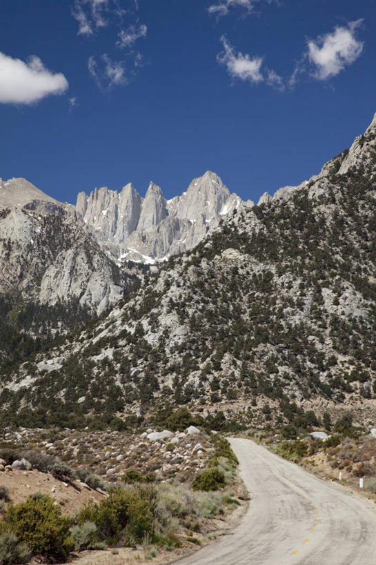 无人,竖图,室外,白天,正面,旅游,度假,石头,美景,山,山脉,植物,道路,路,美国,阴影,枯萎,光线,石子,影子,景观,山顶,山峰,云,云朵,小路,枯草,交通,山峦,云彩,娱乐,草,黄色,蓝色,白云,蓝天,天空,阳光,自然,群山,天,享受,休闲,景色,放松,乡间小路,晴朗,北美,北美洲,加利福尼亚,自然风光,美洲,加州,沉积岩,加利福尼亚州,内华达山,内华达山脉,金州,黄金州,北亚美利加洲,亚美利加洲,颠峰,极峰,惠特尼山,水成岩,石块,岩石,晴空,彩图,美利坚合众国