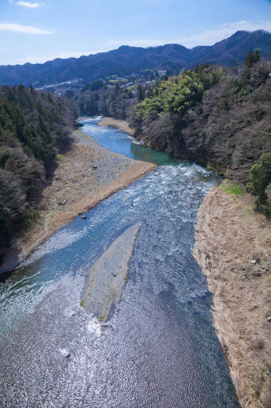 无人,竖图,俯视,室外,白天,旅游,度假,河流,石头,美景,森林,沙滩,山,山脉,树林,水,植物,日本,亚洲,阴影,光线,沙子,石子,影子,河岸,河水,河滩,景观,山顶,山峰,水流,云,云朵,沙地,山峦,云彩,娱乐,树,树木,蓝色,绿色,白云,蓝天,天空,阳光,自然,群山,天,享受,休闲,景色,放松,生长,晴朗,成长,自然风光,东亚,沉积岩,日本国,多摩川,颠峰,极峰,水成岩,石块,岩石,晴空,彩图,高角度拍摄