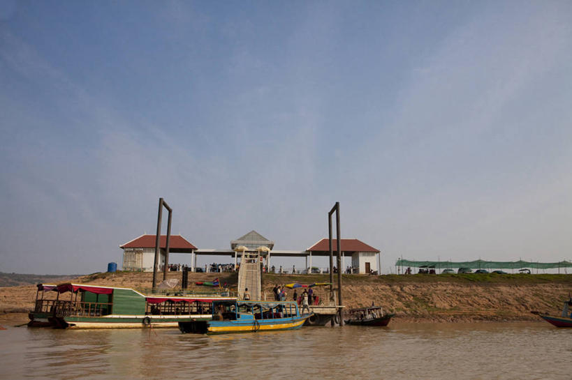 东方人,码头,坐,横图,室外,白天,正面,旅游,度假,湖,湖泊,美景,水,港口,船,柬埔寨,亚洲,行人,游客,游人,阴影,波纹,服装,光线,影子,湖面,景观,水流,水面,云,云朵,涟漪,许多人,云彩,注视,休闲装,黄种人,娱乐,游轮,路人,旅客,游船,衣服,蓝色,白云,倒影,蓝天,水纹,天空,阳光,自然,交通工具,波浪,湖水,天,观察,看,一群人,享受,休闲,休闲服,景色,放松,服饰,东南亚,晴朗,观看,察看,倒映,关注,自然风光,载具,高棉,柬埔寨王国,水晕,旅游船,吉蔑,洞里萨湖,反照,过客,男人,男性,年轻男性,年轻女性,女人,女性,亚洲人,晴空,坐着,彩图,全身,摆渡口,埠头,渡口,渡头,港湾,海港,货运码头,口岸,商港