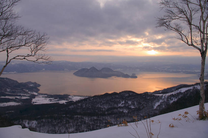 无人,横图,俯视,室外,白天,旅游,度假,日出,湖,湖泊,石头,美景,山,山脉,水,太阳,植物,北海道,日本,亚洲,石子,湖面,景观,山峰,水流,水面,朝霞,晨曦,黎明,山峦,娱乐,树,树木,绿色,阳光,自然,湖水,群山,享受,休闲,景色,放松,生长,成长,自然风光,东亚,日本国,洞爷湖,北海道地方,北海道岛,火山口湖,支笏洞爷国立公园,石块,岩石,朝阳,彩图,高角度拍摄,卯时,破晓,日始