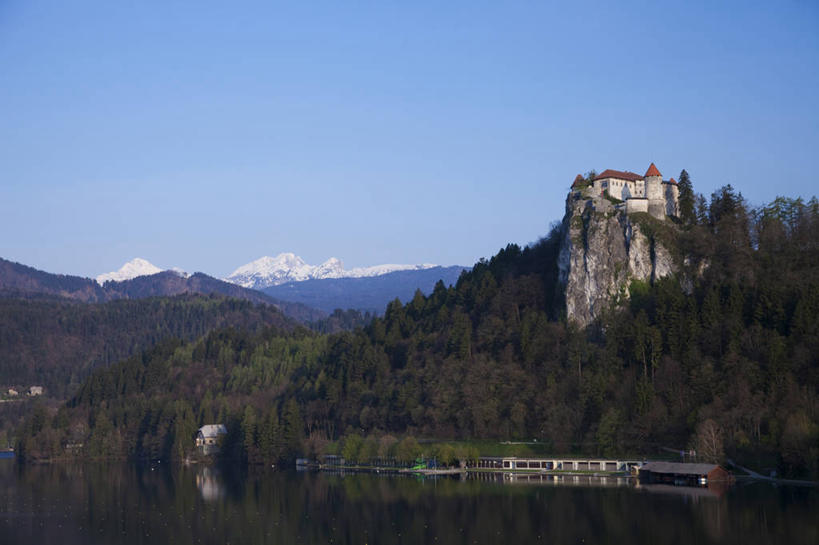 无人,横图,室外,白天,正面,旅游,度假,湖,湖泊,美景,山,山脉,树林,水,植物,欧洲,斯洛文尼亚,阴影,光线,影子,堡垒,城堡,湖面,景观,山峰,水流,水面,云,云朵,山峦,云彩,娱乐,树,树木,蓝色,绿色,白云,蓝天,天空,阳光,自然,湖水,群山,天,享受,休闲,景色,放松,生长,晴朗,成长,要塞,自然风光,中欧,斯洛文尼亚共和国,设防,晴空,彩图,布莱德湖