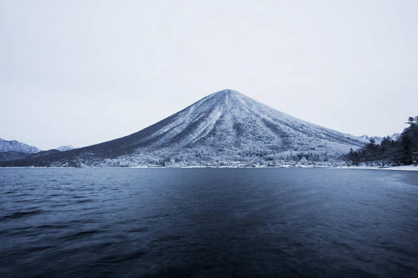 无人,公园,横图,室外,白天,正面,旅游,度假,湖,湖泊,美景,山,水,雪,雪山,大雪,日光,日本,亚洲,阴影,光线,影子,冰,湖面,积雪,景观,山峰,水流,水面,雪景,冬季,冬天,山峦,娱乐,蓝色,蓝天,天空,阳光,自然,湖水,天,享受,休闲,景色,放松,寒冷,晴朗,冰冷,自然风光,东亚,本州,万里无云,关东地方,本州岛,日本国,栃木,栃木县,群马,群马县,中禅寺湖,福岛,福岛县,严寒,日光市,冰凉,酷寒,凛冽,凛凛,极冷,日光国立公园,幸之湖,晴空,晴空万里,彩图