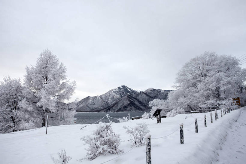 无人,公园,横图,室外,白天,正面,旅游,度假,湖,湖泊,美景,山,山脉,水,雪,大雪,日光,日本,亚洲,阴影,光线,影子,湖面,积雪,景观,山峰,水流,水面,雪景,冬季,冬天,山峦,娱乐,蓝色,蓝天,天空,阳光,自然,湖水,群山,天,享受,休闲,景色,放松,寒冷,晴朗,自然风光,东亚,本州,万里无云,关东地方,本州岛,日本国,栃木,栃木县,群马,群马县,中禅寺湖,福岛,福岛县,严寒,日光市,日光国立公园,幸之湖,晴空,晴空万里,彩图