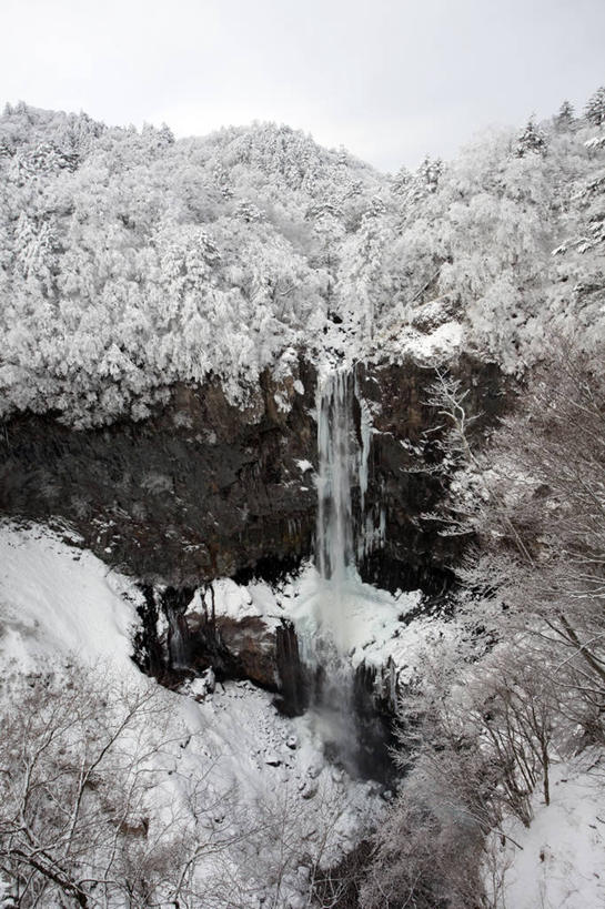 无人,公园,竖图,室外,白天,正面,旅游,度假,美景,瀑布,山,树林,水,雪,雪山,植物,大雪,日光,日本,亚洲,阴影,飞溅,溅,光线,液体,影子,冰,积雪,景观,山峰,水滴,雪景,冬季,冬天,山峦,娱乐,水珠,树,树木,蓝色,绿色,蓝天,天空,阳光,自然,天,享受,休闲,景色,放松,寒冷,生长,晴朗,成长,冰冷,喷洒,自然风光,东亚,本州,万里无云,关东地方,本州岛,日本国,栃木,栃木县,群马,群马县,福岛,福岛县,严寒,日光市,冰凉,酷寒,凛冽,凛凛,极冷,日光国立公园,华严瀑布,跌水,晴空,晴空万里,彩图