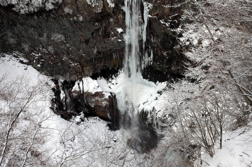 无人,公园,横图,室外,白天,正面,旅游,度假,美景,瀑布,山,树林,水,雪,雪山,植物,大雪,日光,日本,亚洲,阴影,飞溅,溅,光线,液体,影子,冰,积雪,景观,山峰,水滴,雪景,冬季,冬天,山峦,娱乐,水珠,树,树木,绿色,阳光,自然,享受,休闲,景色,放松,寒冷,生长,成长,冰冷,喷洒,自然风光,东亚,本州,关东地方,本州岛,日本国,栃木,栃木县,群马,群马县,福岛,福岛县,严寒,日光市,冰凉,酷寒,凛冽,凛凛,极冷,日光国立公园,华严瀑布,跌水,彩图