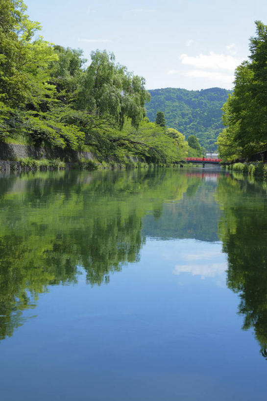 无人,竖图,室外,白天,正面,旅游,度假,草地,草坪,湖,湖泊,美景,山,山脉,树林,水,植物,京都,日本,亚洲,阴影,波纹,光线,影子,湖面,景观,山峰,水流,水面,涟漪,山峦,娱乐,草,树,树木,蓝色,绿色,倒影,蓝天,水纹,天空,阳光,自然,波浪,湖水,群山,天,享受,休闲,景色,放松,京都府,生长,晴朗,成长,倒映,自然风光,东亚,本州,万里无云,本州岛,日本国,近畿地方,近畿,水晕,反照,左京区,晴空,晴空万里,彩图