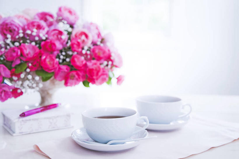 咖啡,无人,横图,室内,特写,白天,正面,爱情,幸福,纯洁,热情,餐桌,窗户,桌子,玫瑰,杯子,餐具,花瓶,书籍,一本,许多,阴影,朦胧,模糊,装饰,盛开,反射,笔,瓷器,碟子,盘,影子,陶瓷,墙,玫瑰花,办公用品,咖啡杯,陶瓷制品,浪漫,花蕾,娱乐,水笔,玻璃窗,墙壁,墙面,文具,花,花瓣,花朵,鲜花,饮料,粉色,白色,盘子,瓶子,学习用品,书本,碟,花苞,花蕊,享受,休闲,温暖,温馨,恩爱,放松,乐趣,餐台,华丽,修饰,文具用品,点缀,一支,和睦,提神,舒适,瓷杯,醒脑,感动,粉玫瑰,衬托,美观,雅致,雅观,软饮料,尊敬,天真,刺玫花,徘徊花,书,图书,彩图,融洽