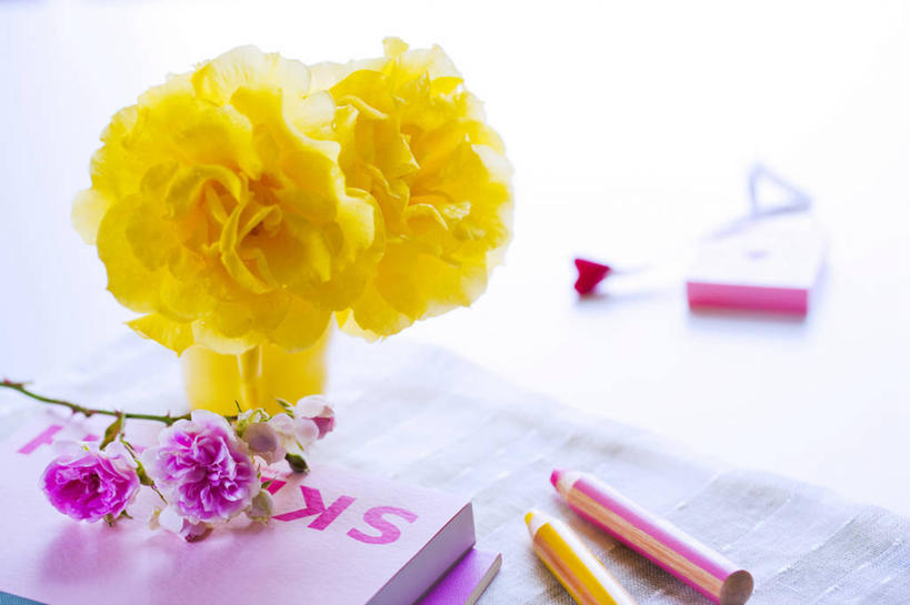 无人,横图,室内,特写,白天,正面,爱情,幸福,纯洁,热情,桌面,桌子,玫瑰,杯子,书籍,四朵,阴影,朦胧,模糊,装饰,反射,英文,笔,标志,瓷器,文字,影子,字符,字母,玫瑰花,办公用品,咖啡杯,陶瓷制品,浪漫,标识,黄玫瑰,文具,一个,粉色,黄色,铅笔,学习用品,书本,温暖,温馨,恩爱,单个,英文字母,华丽,修饰,文具用品,点缀,两支,和睦,瓷杯,感动,粉玫瑰,衬托,美观,雅致,雅观,尊敬,天真,刺玫花,徘徊花,书,图书,彩图,融洽,彩色铅笔