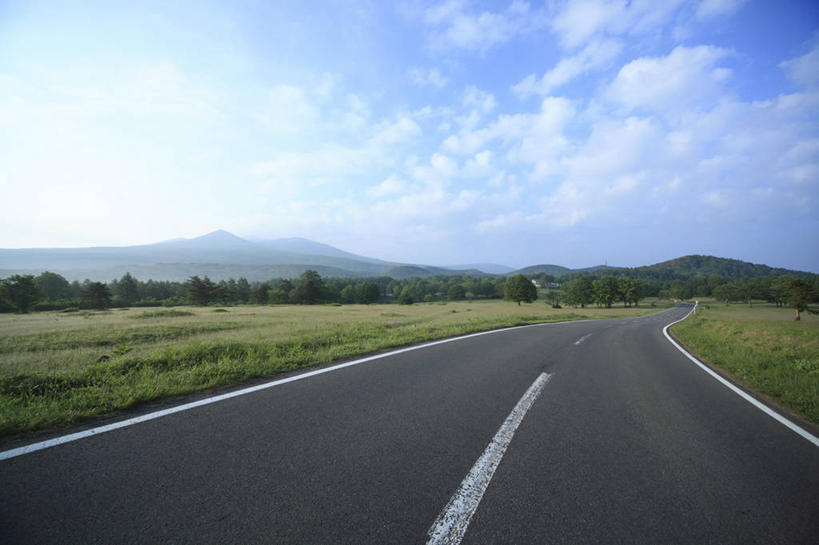 无人,横图,室外,白天,正面,消失点,旅游,度假,草地,草坪,美景,山,山脉,树林,植物,道路,路,公路,日本,亚洲,阴影,光线,影子,景观,山峰,云,云朵,分界线,停车线,交通,山峦,云彩,娱乐,草,树,树木,蓝色,绿色,白云,蓝天,天空,阳光,自然,群山,天,享受,休闲,景色,放松,生长,晴朗,成长,车行道,车行道分界线,自然风光,标线,东亚,车行线,本州,本州岛,日本国,青森,青森县,东北地方,晴空,马路,彩图,没影点,灭点,八甲田山