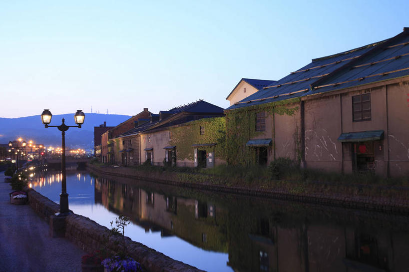 无人,家,横图,室外,白天,正面,度假,河流,美景,日落,水,植物,城市风光,城市,路灯,照明,北海道,日本,亚洲,阴影,光线,影子,房屋,屋子,河水,景观,水流,晚霞,霞光,落日,公寓,灯光,娱乐,洋房,楼房,住宅,灯,树,树木,绿色,自然,黄昏,享受,休闲,景色,彩霞,放松,生长,成长,照亮,照明设备,东亚,日本国,北海道地方,北海道岛,小樽市,小樽运河,小樽,夕照,薄暮,夕阳,彩图,傍晚,房子,斜阳