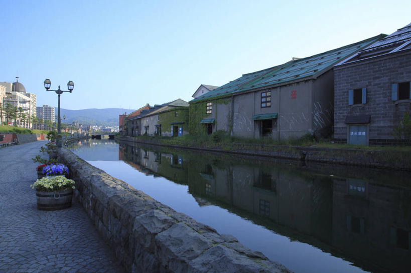 无人,家,栏杆,横图,室外,白天,正面,度假,河流,美景,山,山脉,水,植物,城市风光,城市,路灯,照明,北海道,日本,亚洲,阴影,光线,扶手,影子,房屋,屋子,河水,景观,山峰,水流,公寓,灯光,山峦,娱乐,洋房,护栏,楼房,住宅,灯,树,树木,蓝色,绿色,蓝天,天空,阳光,自然,群山,天,享受,休闲,景色,放松,生长,晴朗,成长,照亮,照明设备,东亚,万里无云,日本国,北海道地方,北海道岛,小樽市,小樽运河,小樽,晴空,晴空万里,彩图,房子