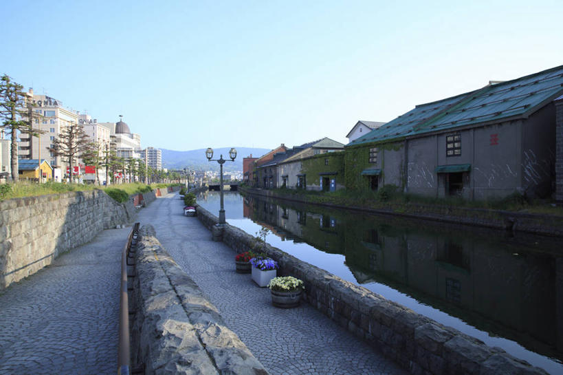 无人,家,栏杆,横图,室外,白天,正面,度假,河流,美景,山,山脉,水,植物,城市风光,城市,路灯,照明,北海道,日本,亚洲,阴影,光线,扶手,影子,房屋,屋子,河水,景观,山峰,水流,公寓,灯光,山峦,娱乐,洋房,护栏,楼房,住宅,灯,树,树木,蓝色,绿色,蓝天,天空,阳光,自然,群山,天,享受,休闲,景色,放松,生长,晴朗,成长,照亮,照明设备,东亚,万里无云,日本国,北海道地方,北海道岛,小樽市,小樽运河,小樽,晴空,晴空万里,彩图,房子