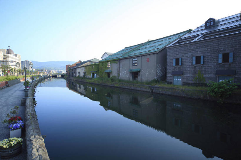 无人,家,栏杆,横图,室外,白天,正面,度假,河流,美景,山,山脉,水,植物,城市风光,城市,北海道,日本,亚洲,阴影,光线,扶手,影子,房屋,屋子,河水,景观,山峰,水流,公寓,山峦,娱乐,洋房,护栏,楼房,住宅,树,树木,蓝色,绿色,蓝天,天空,阳光,自然,群山,天,享受,休闲,景色,放松,生长,晴朗,成长,东亚,万里无云,日本国,北海道地方,北海道岛,小樽市,小樽运河,小樽,晴空,晴空万里,彩图,房子