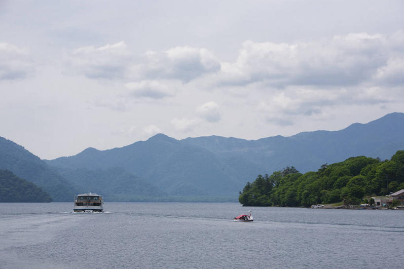 无人,公园,横图,室外,白天,正面,旅游,度假,湖,湖泊,美景,山,山脉,树林,水,植物,船,日光,日本,亚洲,一艘,阴影,波纹,飞溅,溅,光线,液体,影子,湖面,景观,山峰,水滴,水流,水面,云,云朵,游艇,山峦,云彩,娱乐,水珠,树,树木,蓝色,绿色,白云,蓝天,水纹,天空,阳光,自然,船尾波,交通工具,波浪,湖水,群山,天,享受,休闲,景色,放松,生长,晴朗,成长,喷洒,自然风光,载具,东亚,本州,关东地方,本州岛,日本国,栃木,栃木县,群马,群马县,中禅寺湖,福岛,福岛县,日光市,日光国立公园,幸之湖,晴空,彩图