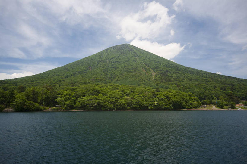 无人,公园,横图,室外,白天,正面,旅游,度假,湖,湖泊,美景,森林,山,山脉,树林,水,植物,日光,日本,亚洲,阴影,光线,影子,湖面,景观,山峰,水流,水面,云,云朵,山峦,云彩,娱乐,树,树木,蓝色,绿色,白云,蓝天,天空,阳光,自然,湖水,群山,天,享受,休闲,景色,放松,生长,晴朗,成长,自然风光,东亚,本州,关东地方,本州岛,日本国,栃木,栃木县,群马,群马县,中禅寺湖,福岛,福岛县,日光市,日光国立公园,幸之湖,晴空,彩图