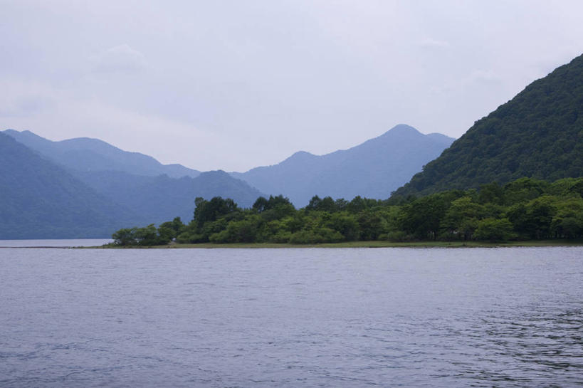 无人,公园,家,横图,室外,白天,正面,旅游,度假,湖,湖泊,美景,山,山脉,树林,水,植物,日光,日本,亚洲,阴影,光线,影子,房屋,屋子,草屋,湖面,景观,山峰,水流,水面,云,云朵,山峦,云彩,娱乐,住宅,树,树木,蓝色,绿色,白云,蓝天,天空,阳光,自然,茅草屋,湖水,群山,天,享受,休闲,景色,放松,生长,晴朗,成长,自然风光,东亚,本州,关东地方,本州岛,日本国,栃木,栃木县,群马,群马县,中禅寺湖,福岛,福岛县,日光市,日光国立公园,幸之湖,晴空,彩图,房子,茅舍,茅屋,小屋