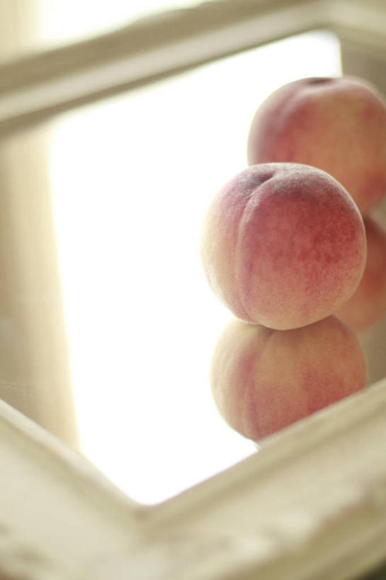 无人,竖图,俯视,室内,特写,白天,化妆,美容,镜子,桃子,水果,一面,阴影,朦胧,模糊,新鲜,反射,影子,生食,食品,果实,食物,两个,有机食品,绿色食品,镜像,梳妆镜,镜面,肺果,光学,彩图,高角度拍摄