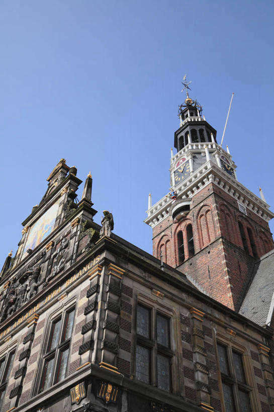 无人,竖图,室外,白天,仰视,旅游,度假,标志建筑,地标,建筑,欧洲,荷兰,阴影,时间,光线,纹路,时钟,纹理,影子,钟楼,首都,计时,娱乐,建设,蓝色,蓝天,天空,阳光,钟表,天,享受,休闲,表,旅游胜地,放松,晴朗,西欧,阿姆斯特丹,万里无云,肌理,塔钟,荷兰王国,尼德兰王国,北荷兰省,阿克马,钟,晴空,晴空万里,彩图,低角度拍摄